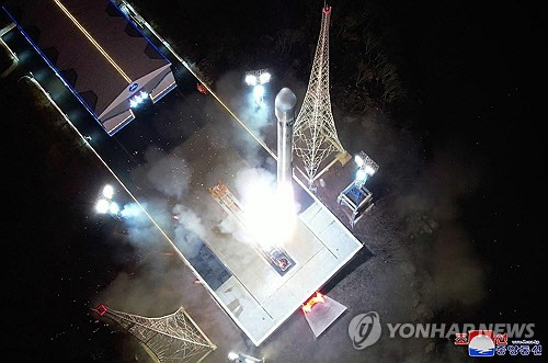 북한이 공개한 군사 정찰 위성 발사 모습[조선중앙통신 연합뉴스 자료 사진]